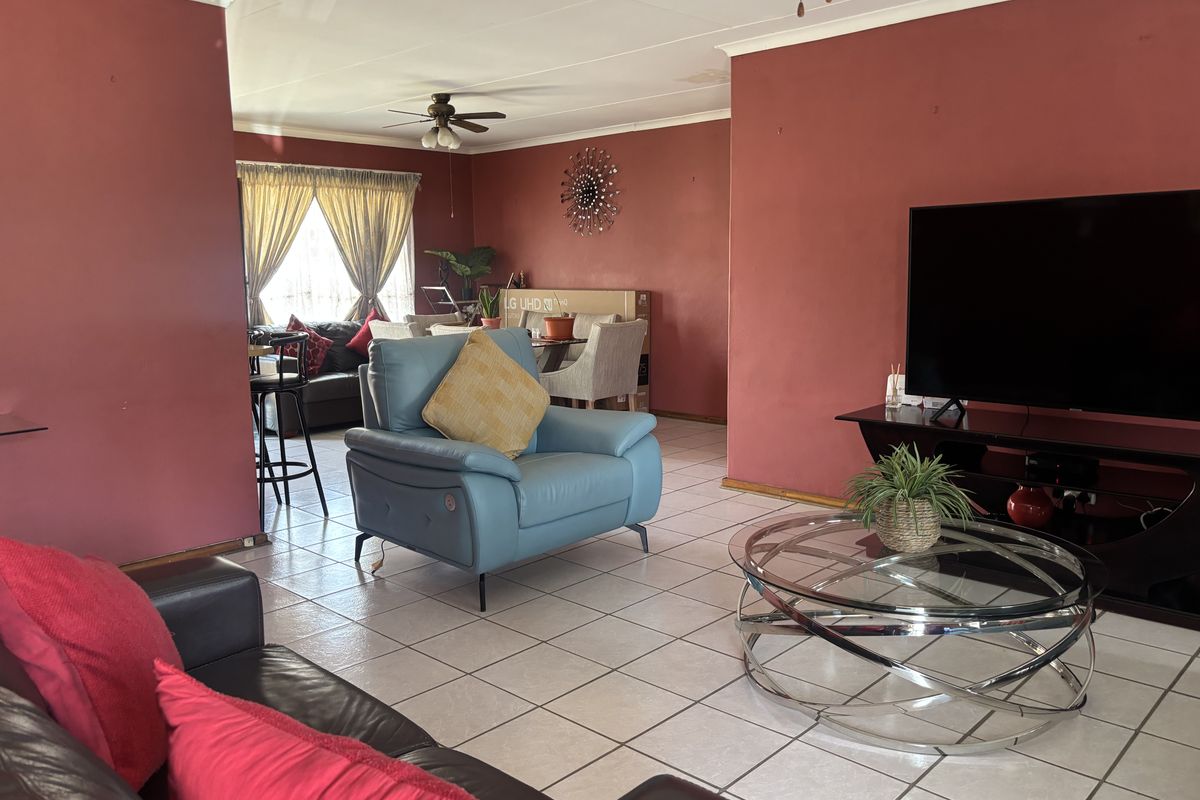 Short Walk to nearby schools and Shopping centre - Photo 3