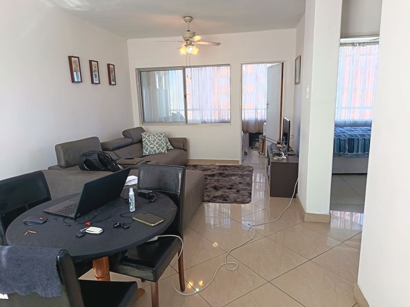 Clean & Neat One and a Half Bedroom Apartment - Photo 3