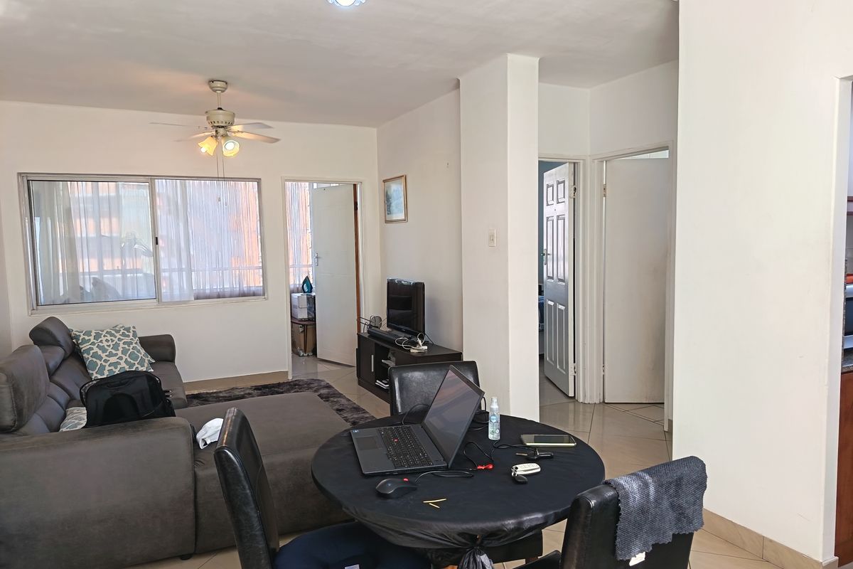 Clean & Neat One and a Half Bedroom Apartment - Photo 2