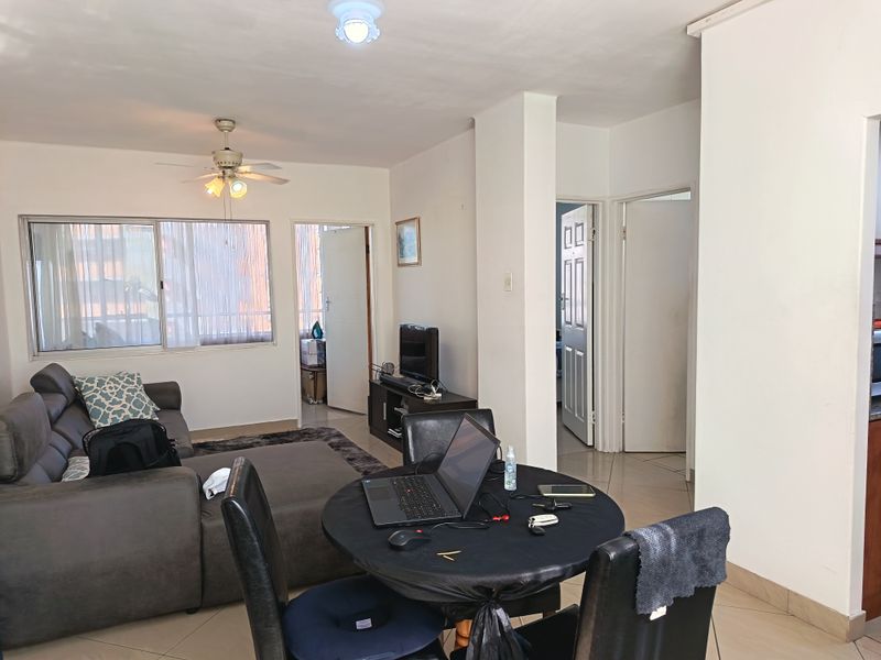 Clean & Neat One and a Half Bedroom Apartment - Photo 2