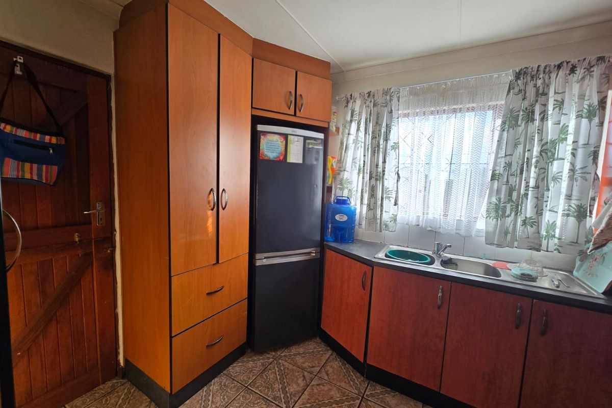 well-maintained 3-bedroom home - Photo 5