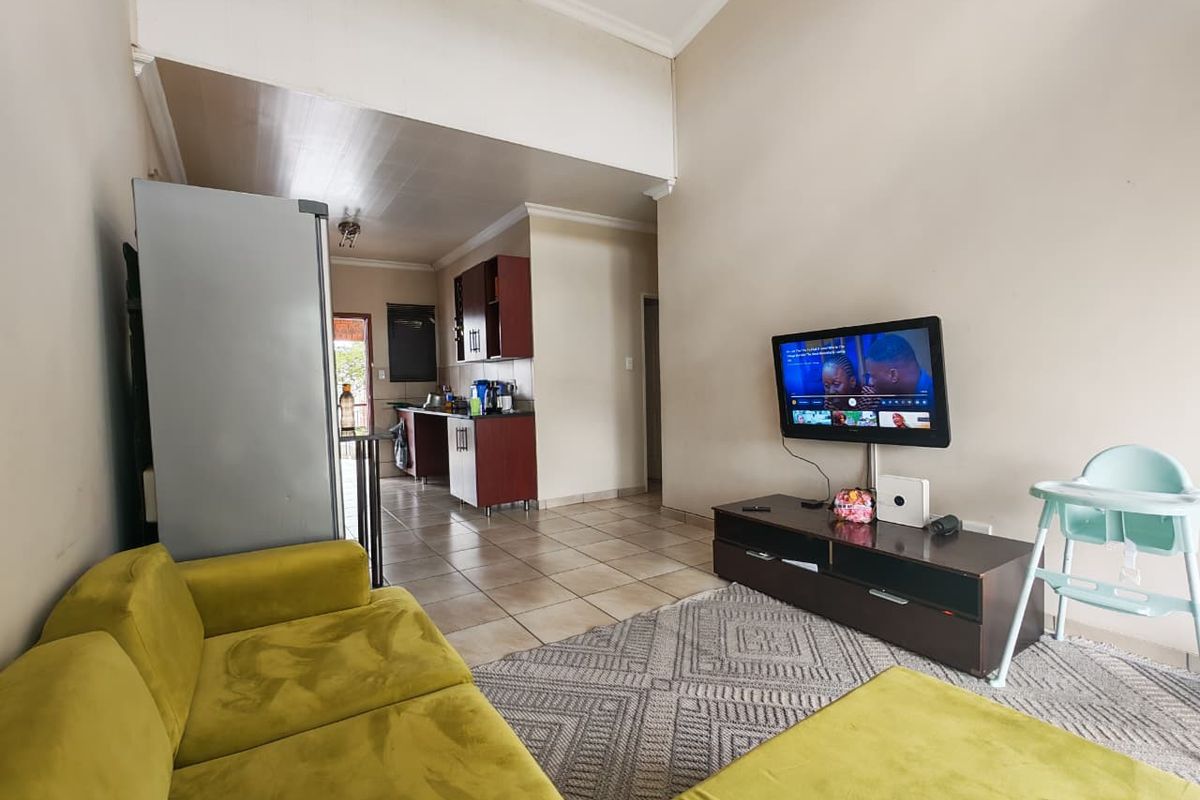 STYLISH APARTMENT IN A SECURE COMPLEX - Photo 4