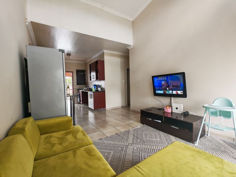 STYLISH APARTMENT IN A SECURE COMPLEX - Photo 4