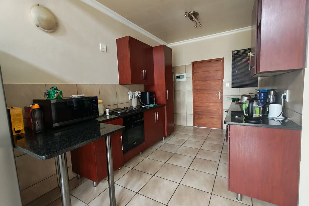 STYLISH APARTMENT IN A SECURE COMPLEX - Photo 2