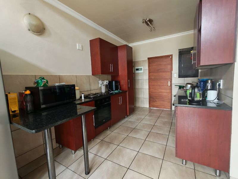 STYLISH APARTMENT IN A SECURE COMPLEX - Photo 2