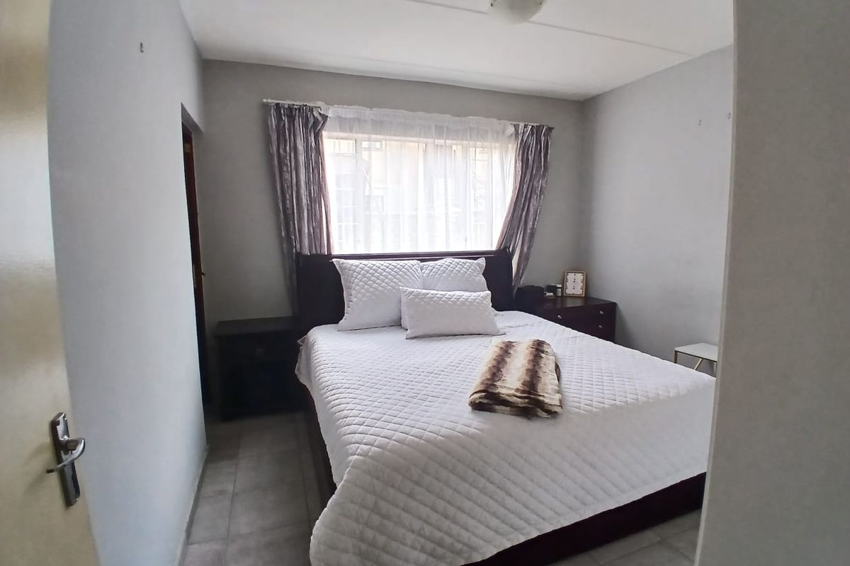 Charming 2-Bedroom Ground-Floor Flat in Secure Parklands Estate, Parkrand - Photo 2