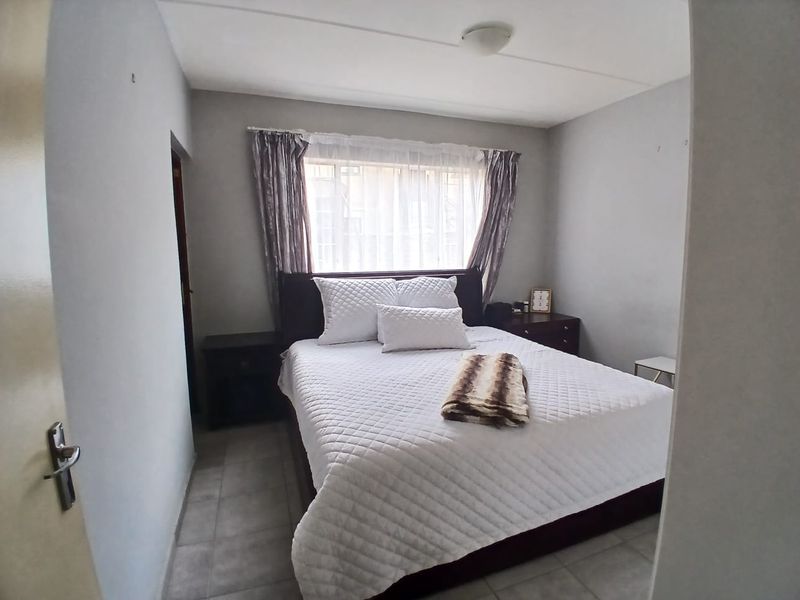 Charming 2-Bedroom Ground-Floor Flat in Secure Parklands Estate, Parkrand - Photo 2