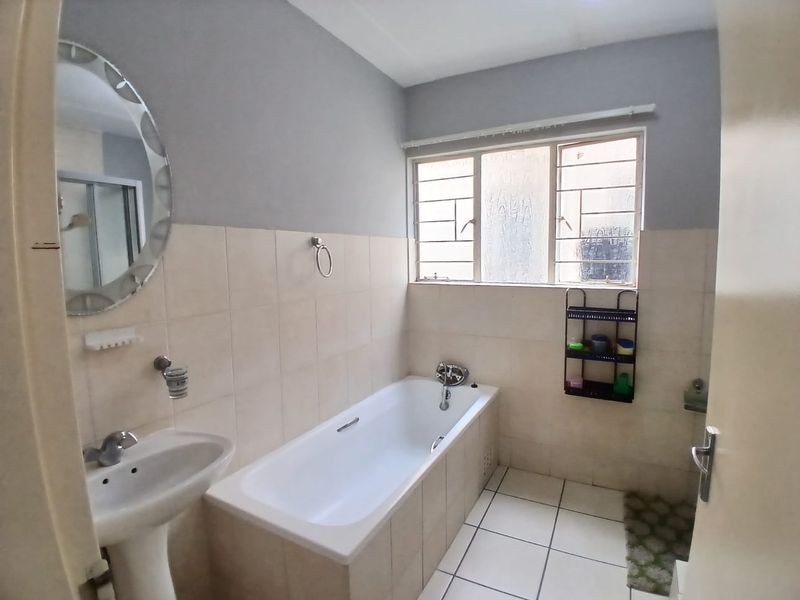 Charming 2-Bedroom Ground-Floor Flat in Secure Parklands Estate, Parkrand - Photo 7