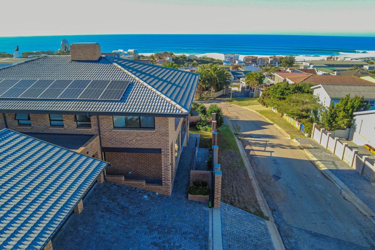 Modern Coastal Masterpiece off the Grid living - Photo 4