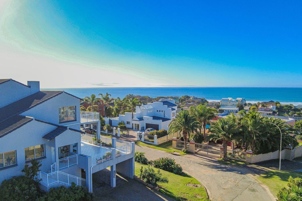 Modern Coastal Masterpiece off the Grid living - Photo 5