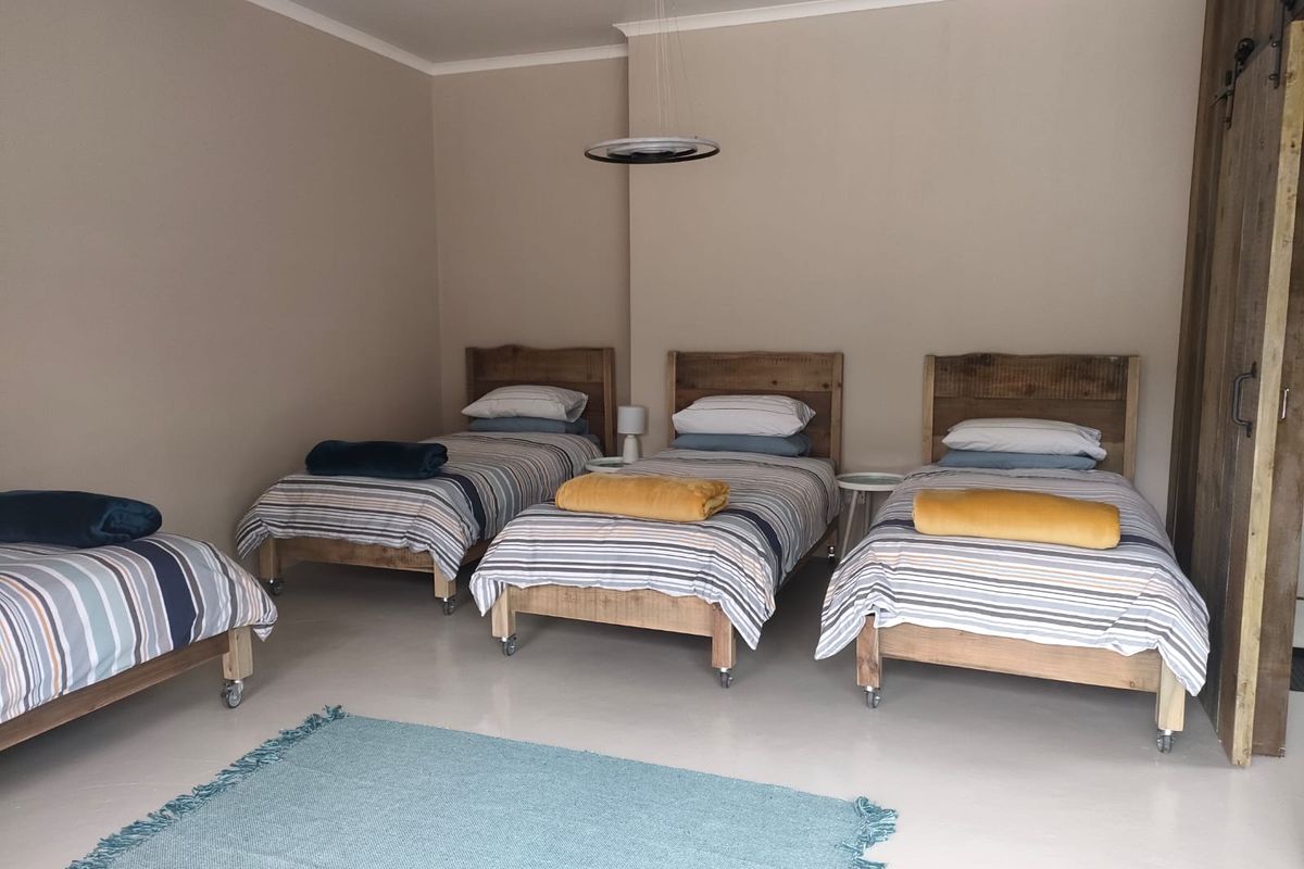 Self-Catering apartment for 4 professionals – exclusive Cove rock estate guest house - Photo 2