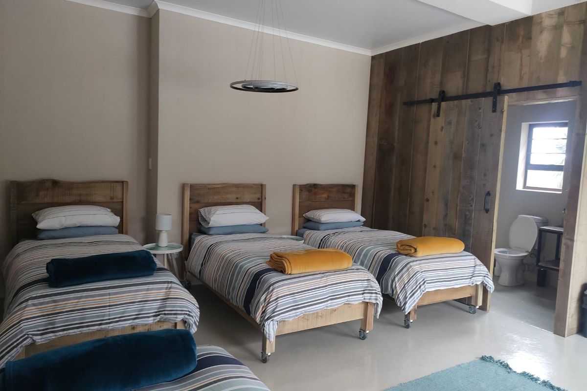 Self-Catering apartment for 4 professionals – exclusive Cove rock estate guest house - Photo 3