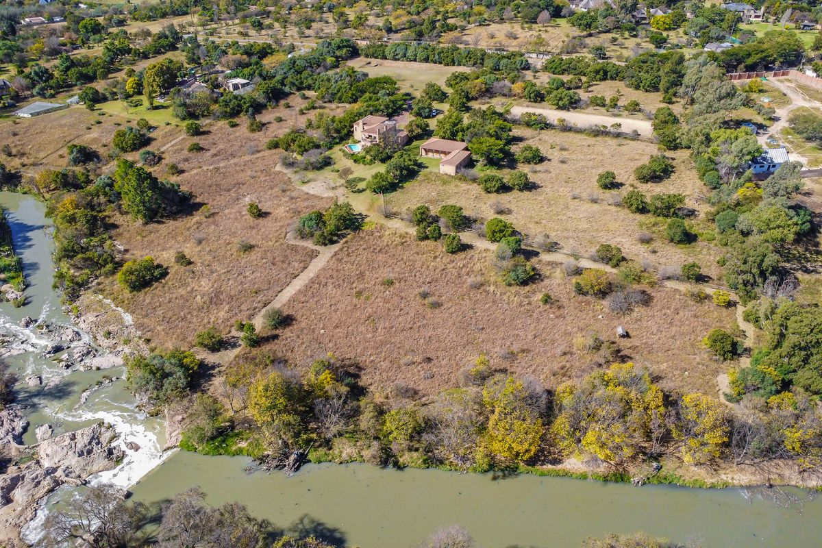 River front property with spectacular views. - Photo 4