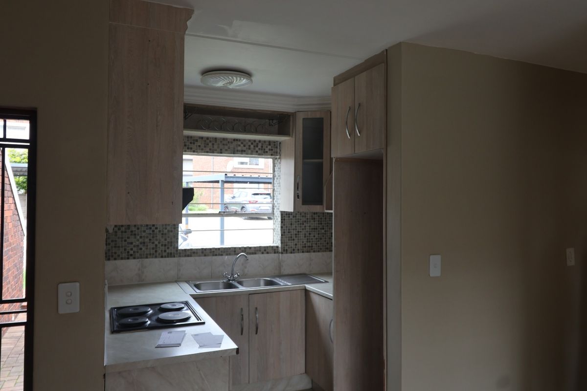 2 Bedroom Town house in Glen Marais - Photo 2