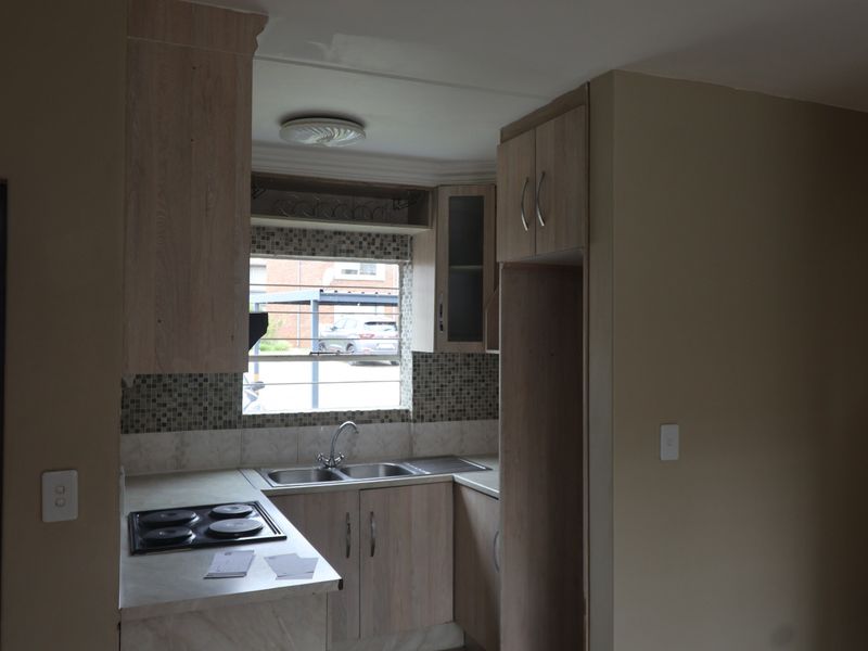 2 Bedroom Town house in Glen Marais - Photo 2