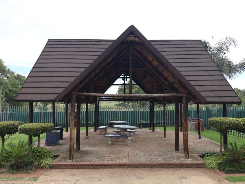 2 Bedroom Town house in Glen Marais - Photo 9