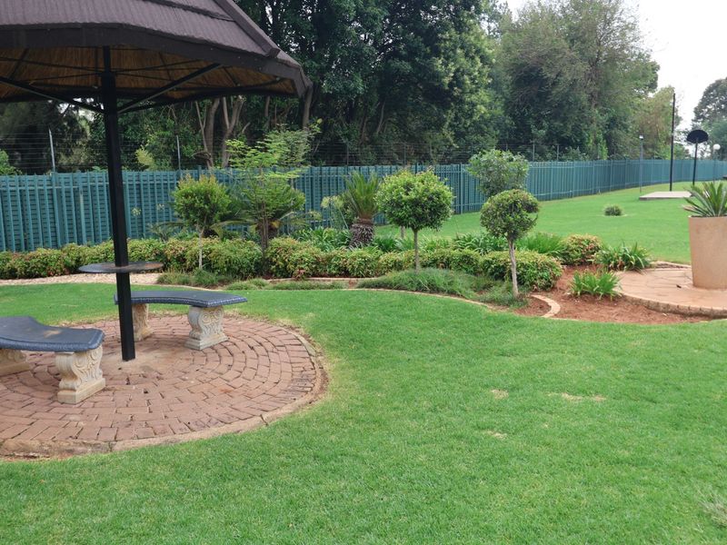 2 Bedroom Town house in Glen Marais - Photo 8