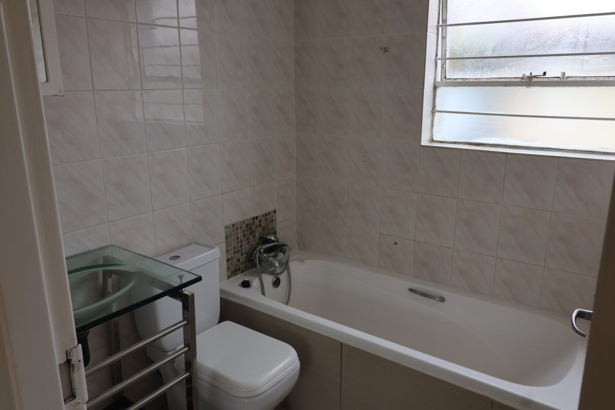 2 Bedroom Town house in Glen Marais - Photo 4