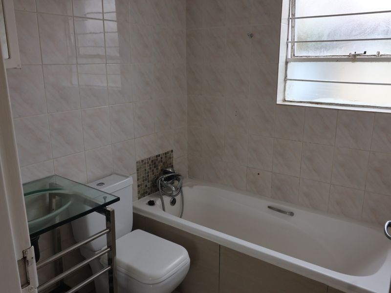 2 Bedroom Town house in Glen Marais - Photo 4