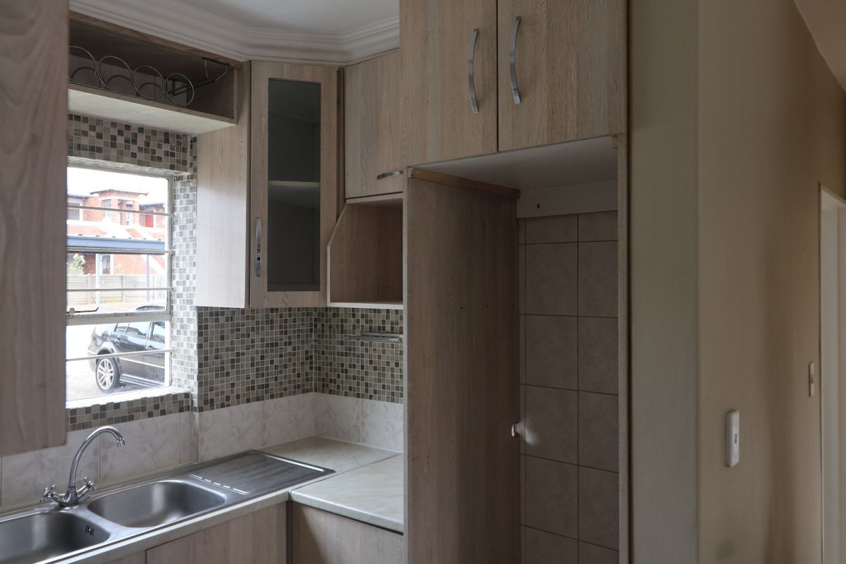 2 Bedroom Town house in Glen Marais - Photo 3