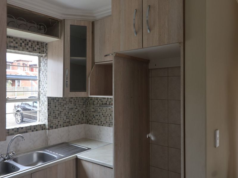 2 Bedroom Town house in Glen Marais - Photo 3