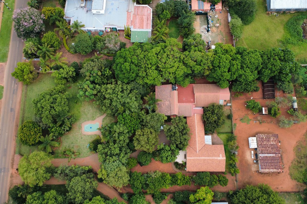 Private Country Living with Dual Homes on 1 Hectare in Heatherdale - Photo 2