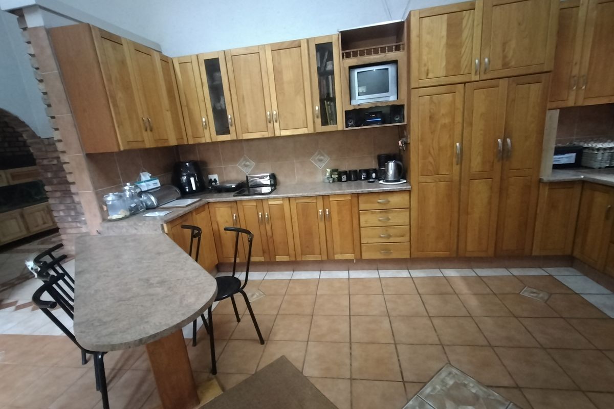 Private Country Living with Dual Homes on 1 Hectare in Heatherdale - Photo 4