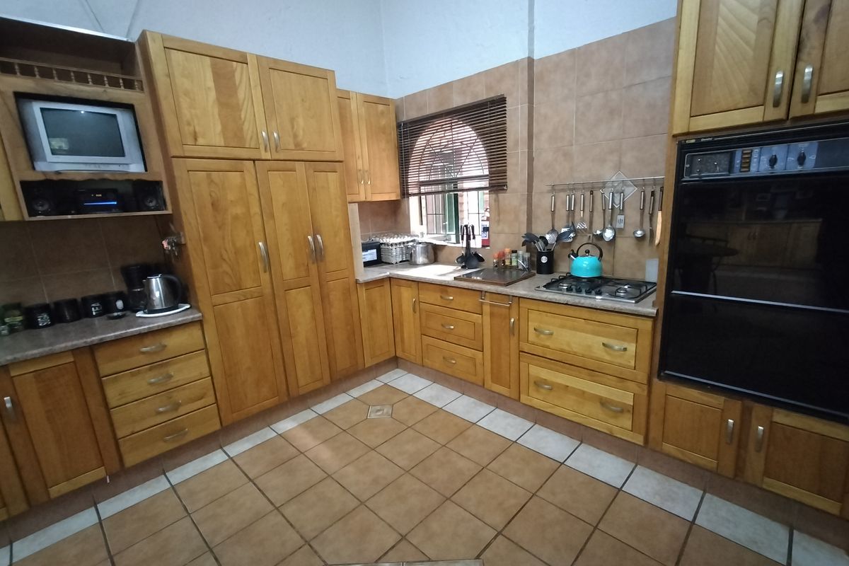 Private Country Living with Dual Homes on 1 Hectare in Heatherdale - Photo 5