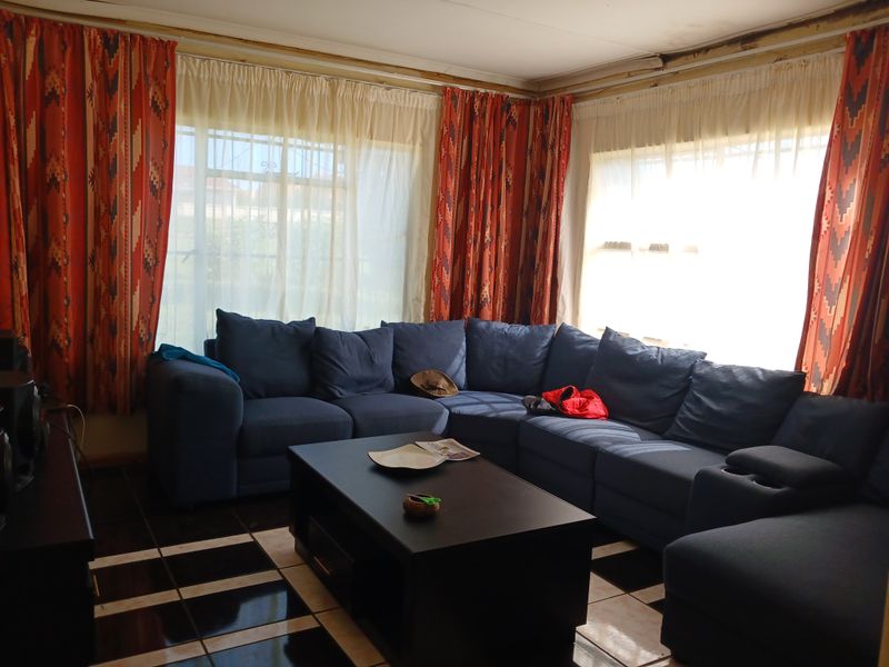 Unlock the Perfect Blend of Space and Location in NU17 - Photo 3