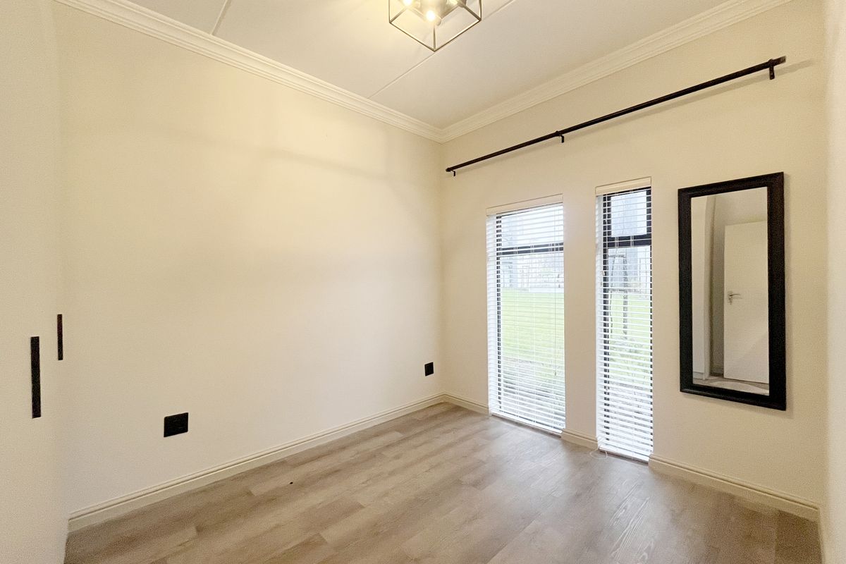 2 Bedroom Top Floor Apartment - Appliances Included! - Photo 3