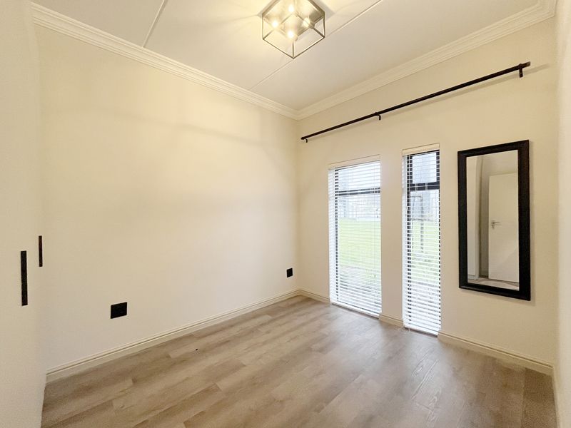 2 Bedroom Top Floor Apartment - Appliances Included! - Photo 3