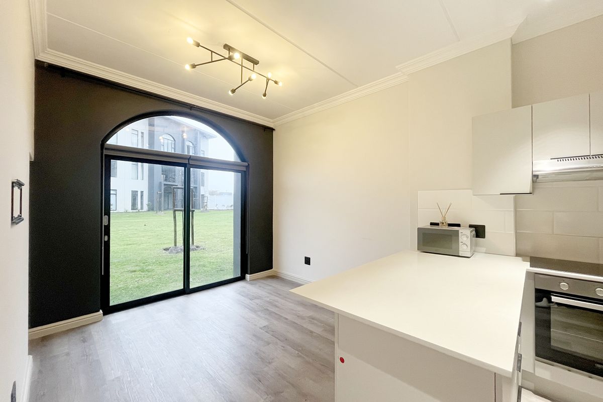 2 Bedroom Top Floor Apartment - Appliances Included! - Photo 4