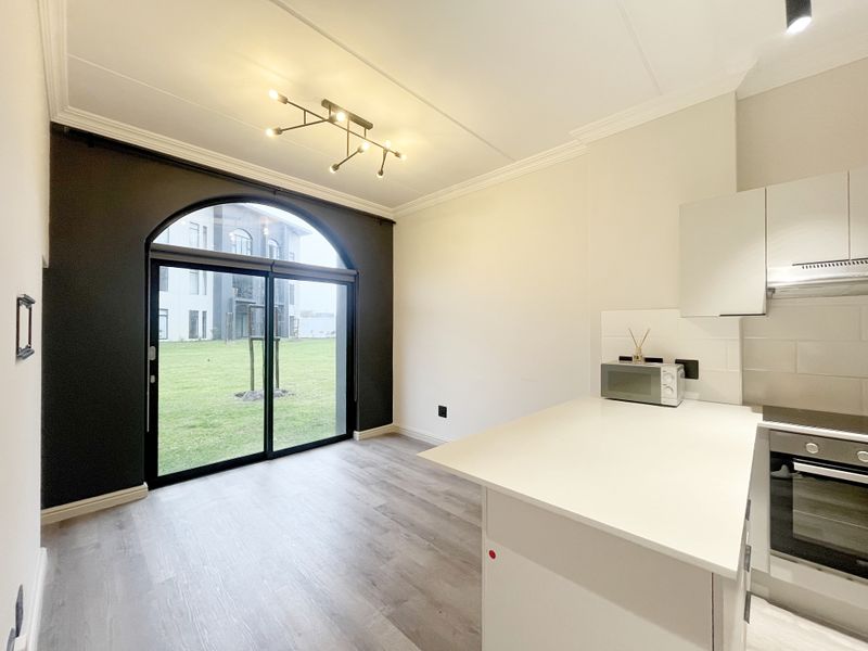 2 Bedroom Top Floor Apartment - Appliances Included! - Photo 4