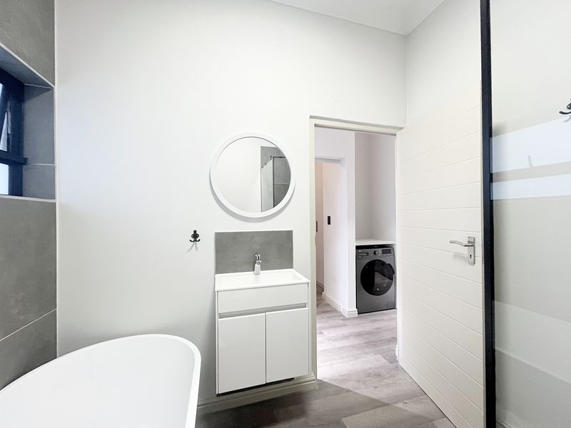 2 Bedroom Top Floor Apartment - Appliances Included! - Photo 10