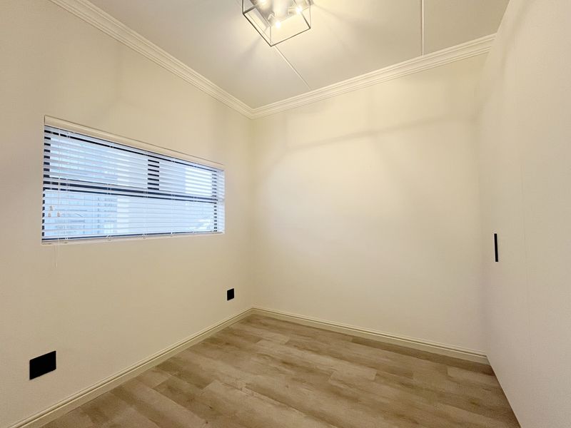 2 Bedroom Top Floor Apartment - Appliances Included! - Photo 9