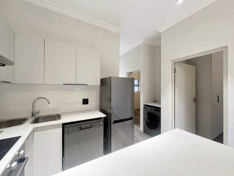 2 Bedroom Top Floor Apartment - Appliances Included! - Photo 7