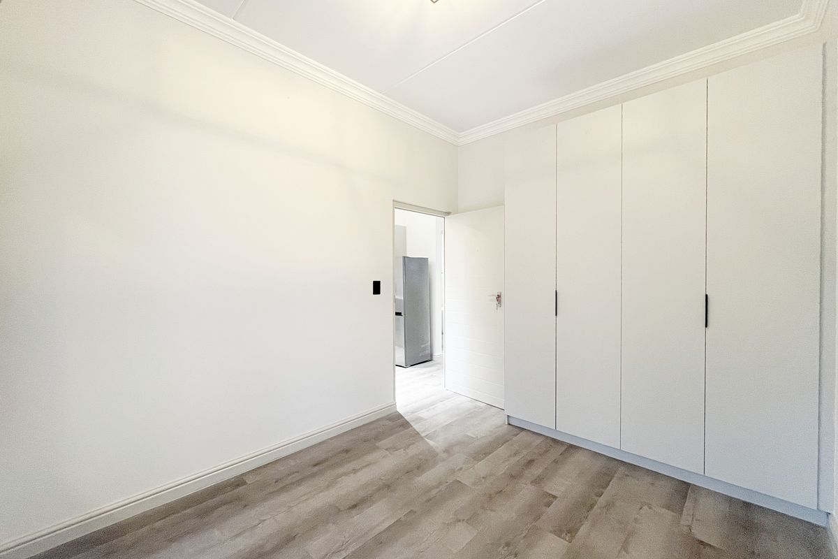 2 Bedroom Top Floor Apartment - Appliances Included! - Photo 2