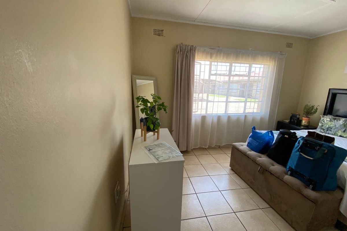Spacious 2-bedroom apartment for sale in Vanderbijlpark CW 5, perfect for modern living and conveni - Photo 4