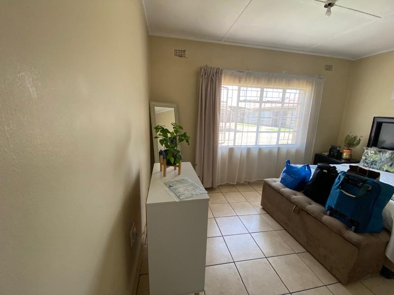 Spacious 2-bedroom apartment for sale in Vanderbijlpark CW 5, perfect for modern living and conveni - Photo 4