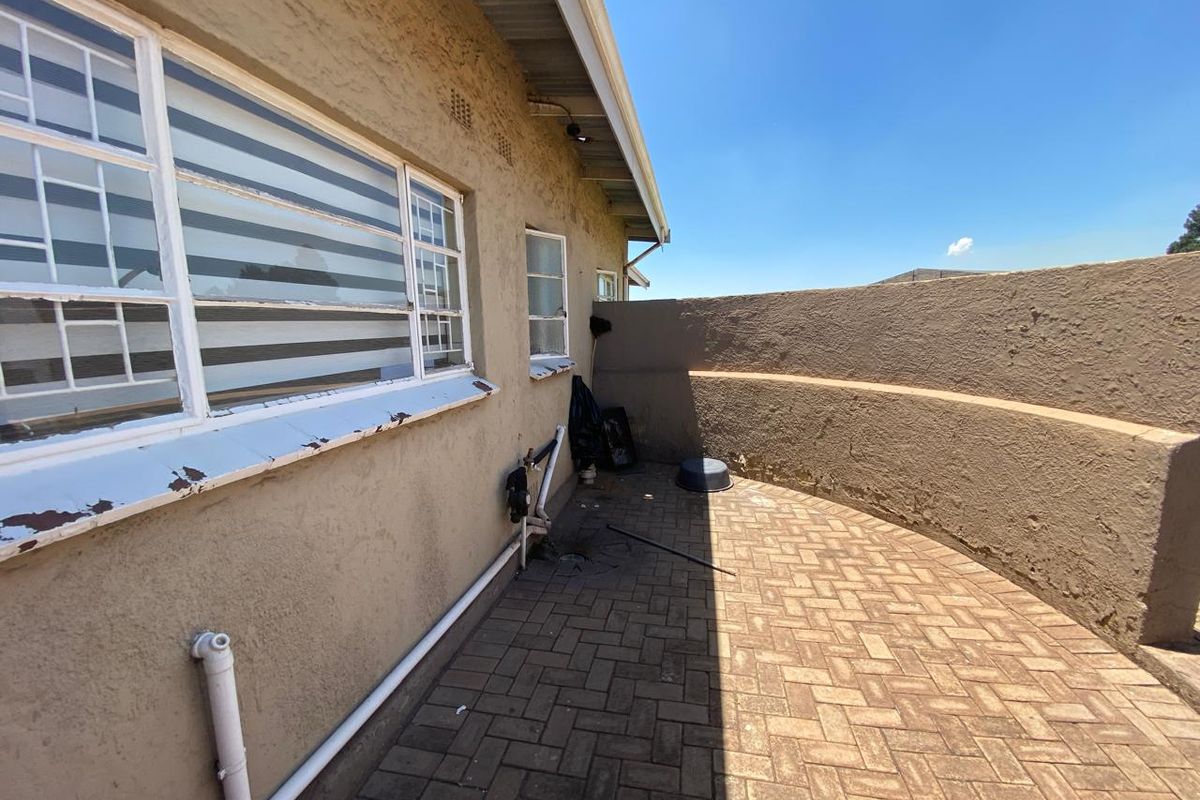 Spacious 2-bedroom apartment for sale in Vanderbijlpark CW 5, perfect for modern living and conveni - Photo 3
