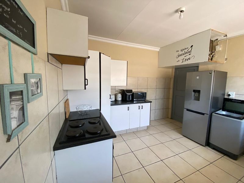 Spacious 2-bedroom apartment for sale in Vanderbijlpark CW 5, perfect for modern living and conveni - Photo 10