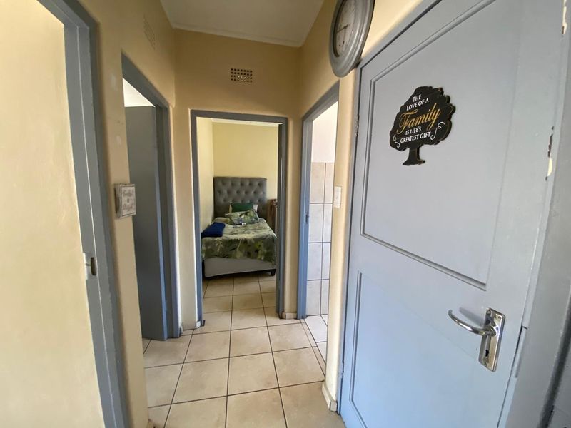 Spacious 2-bedroom apartment for sale in Vanderbijlpark CW 5, perfect for modern living and conveni - Photo 9