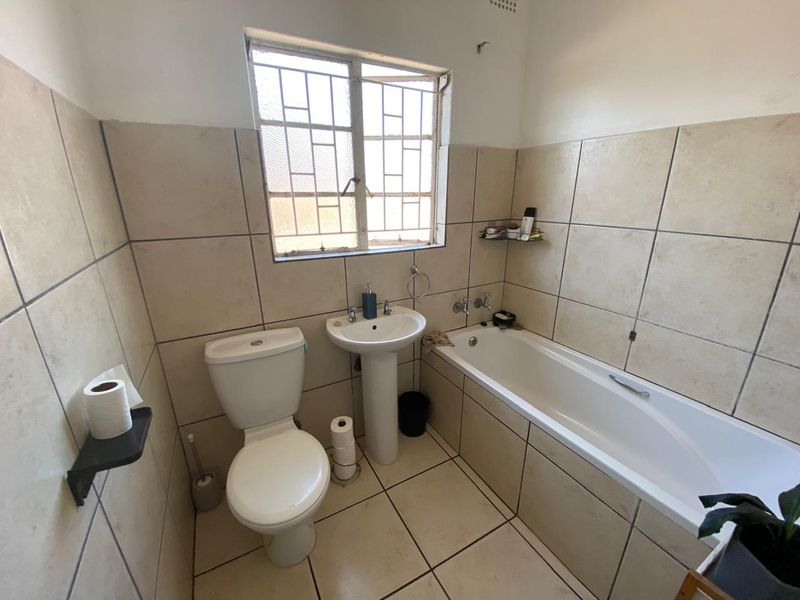 Spacious 2-bedroom apartment for sale in Vanderbijlpark CW 5, perfect for modern living and conveni - Photo 8
