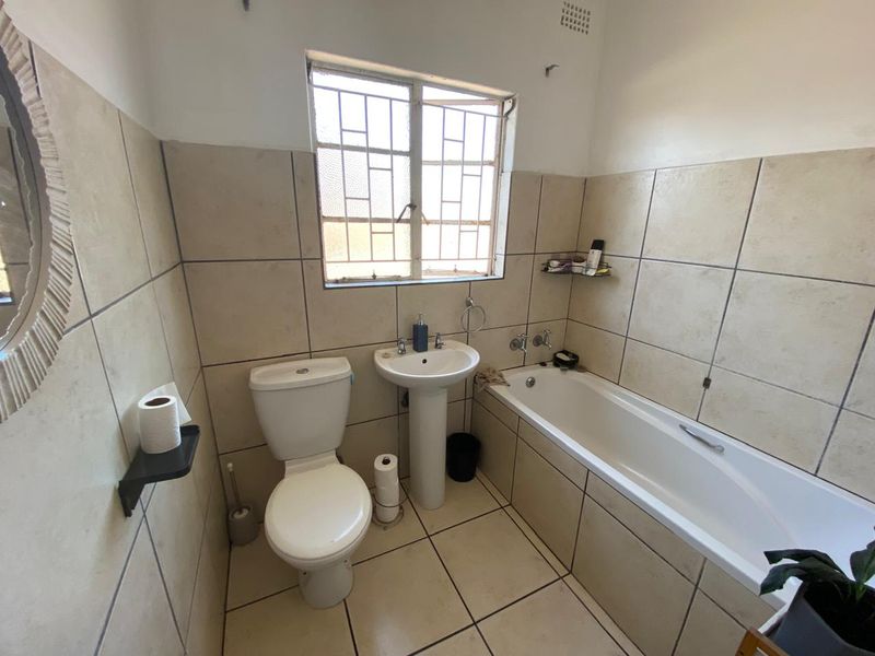 Spacious 2-bedroom apartment for sale in Vanderbijlpark CW 5, perfect for modern living and conveni - Photo 7