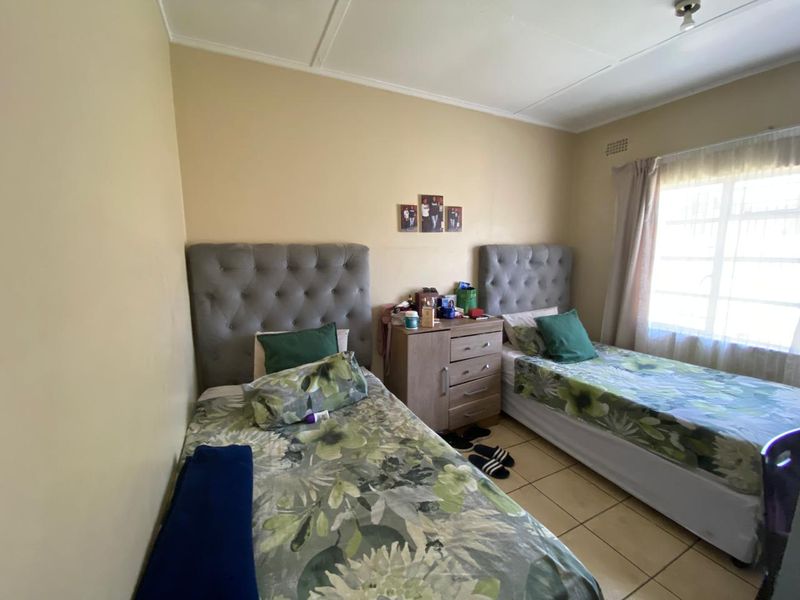 Spacious 2-bedroom apartment for sale in Vanderbijlpark CW 5, perfect for modern living and conveni - Photo 6