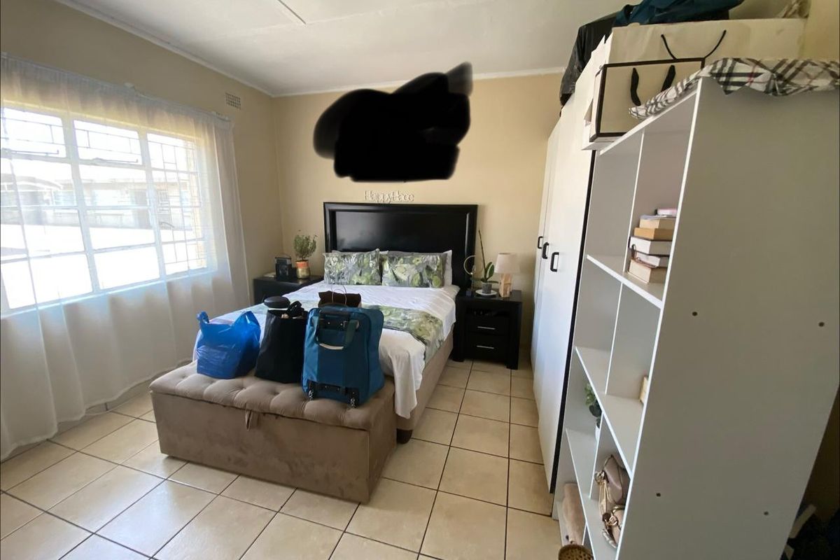 Spacious 2-bedroom apartment for sale in Vanderbijlpark CW 5, perfect for modern living and conveni - Photo 2