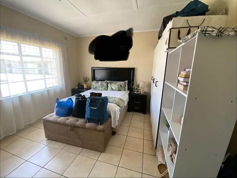 Spacious 2-bedroom apartment for sale in Vanderbijlpark CW 5, perfect for modern living and conveni - Photo 2