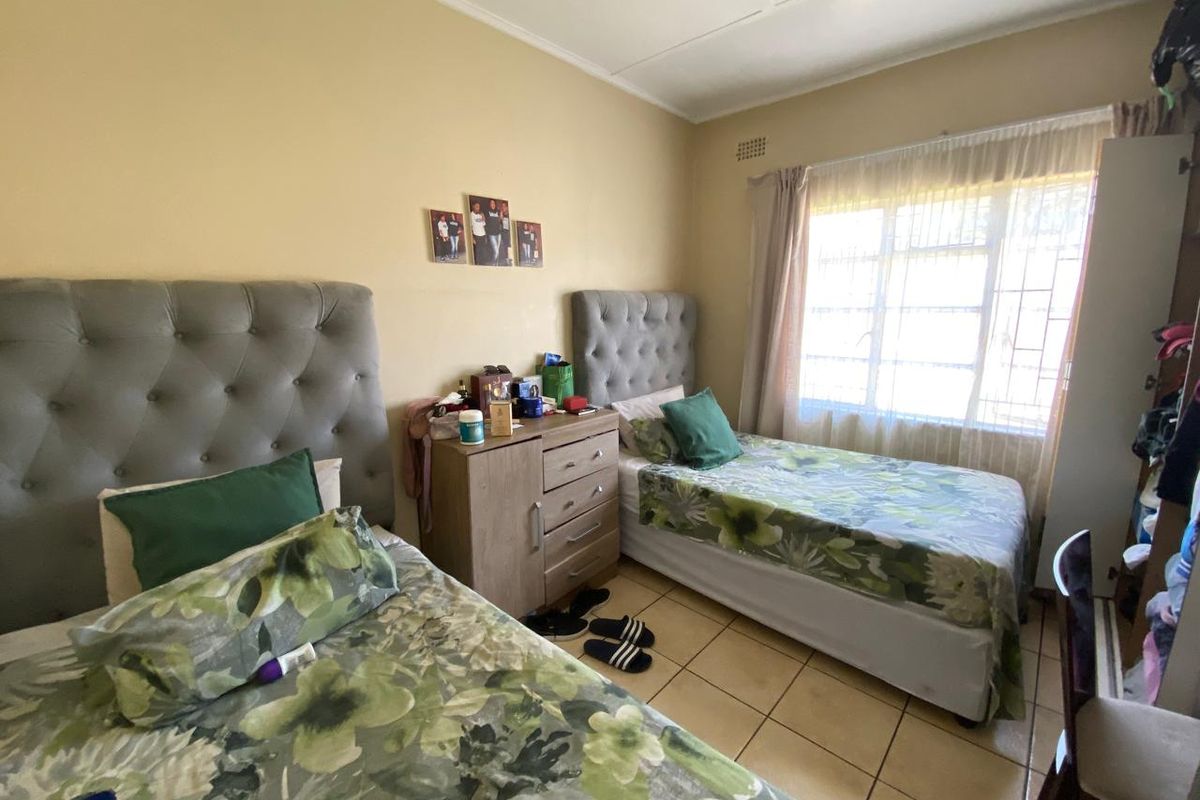 Spacious 2-bedroom apartment for sale in Vanderbijlpark CW 5, perfect for modern living and conveni - Photo 5