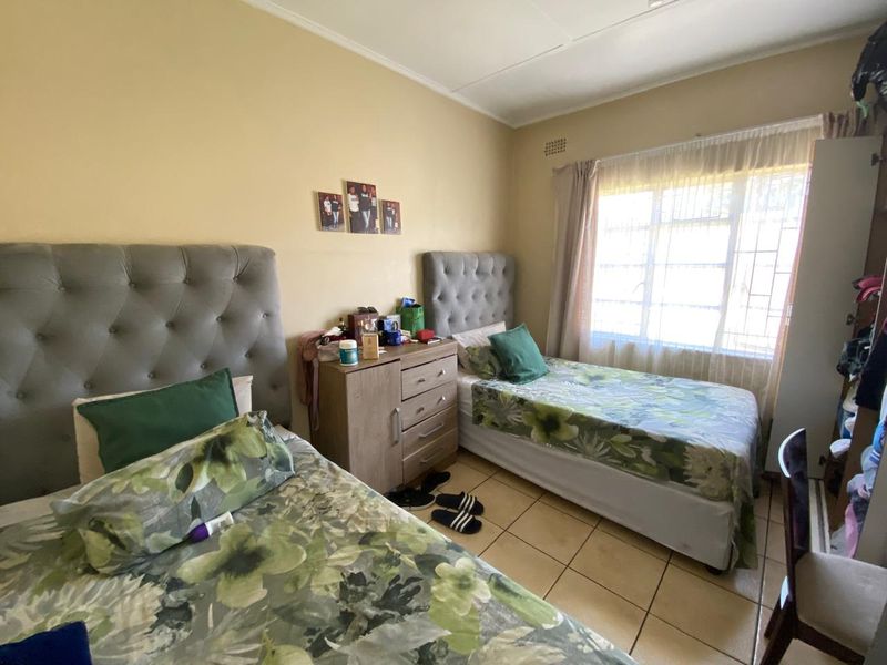 Spacious 2-bedroom apartment for sale in Vanderbijlpark CW 5, perfect for modern living and conveni - Photo 5
