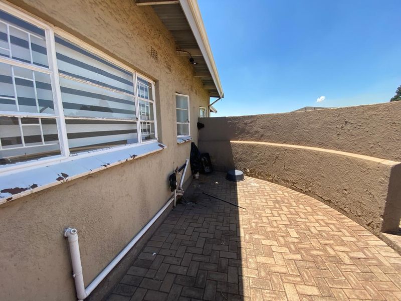 Spacious 2-bedroom apartment for sale in Vanderbijlpark CW 5, perfect for modern living and conveni - Photo 3